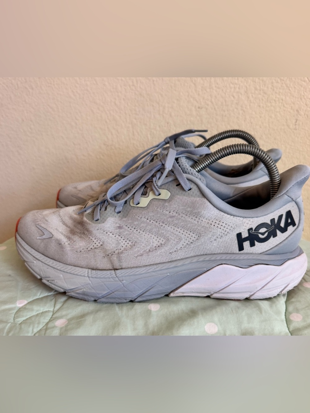 HOKA One One Arahi 6 running shoes Womens size 10.